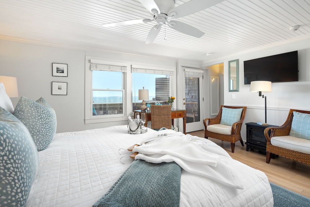 Luxury Double Room, 1 King Bed, Balcony, Ocean View photo 1