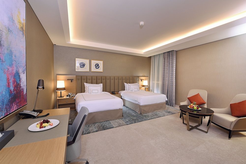 Grand 2-bedroom Suite - Complimentary Luxury Transfers to Jumeirah Beach and Mall of Emirates