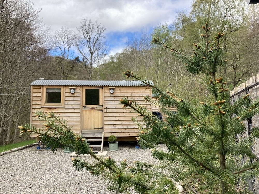 Hut Ensuite-Woodland view (Macdonald Shepherd Hut)