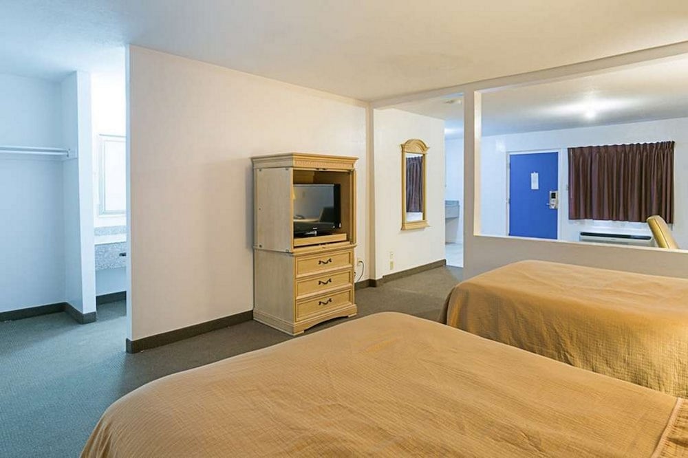 Suite, 2 Queen Beds, Smoking photo 1