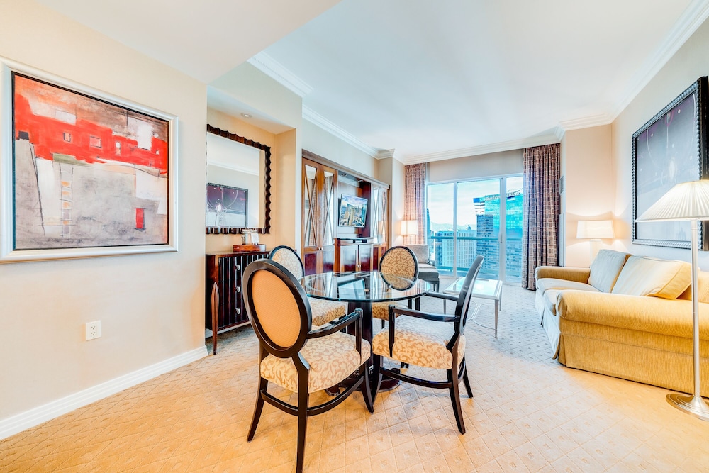 1BR Balcony Suite Strip View - Photo 45