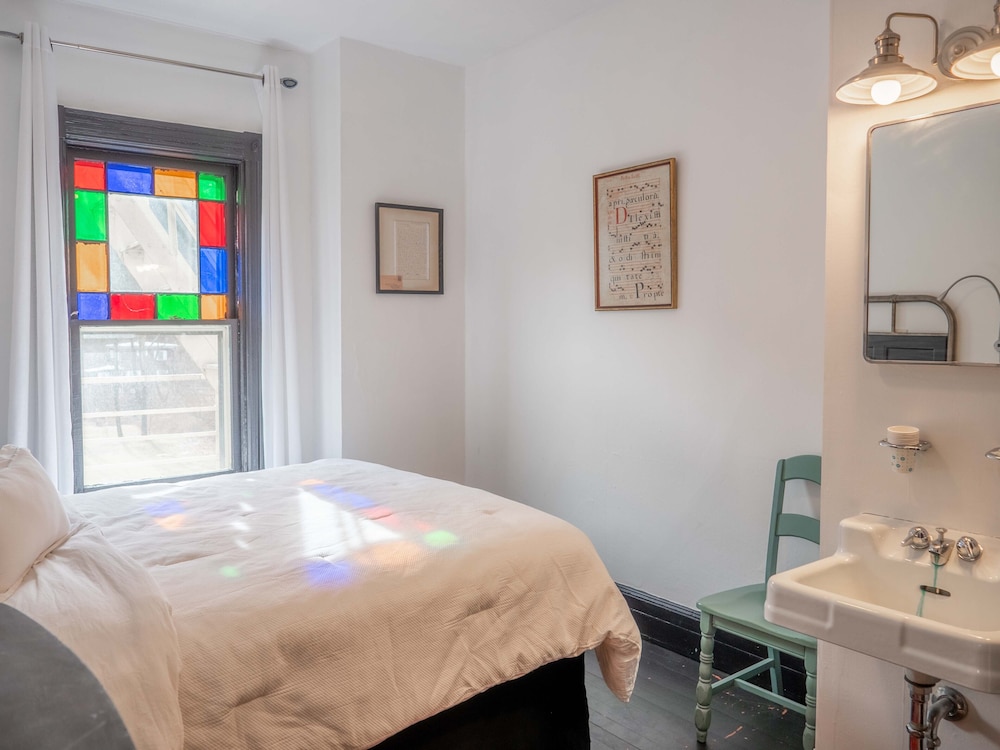 Bushkill Room, 2nd Floor, 1 Queen Bed, Non Smoking, Private Bathroom across hall photo 3