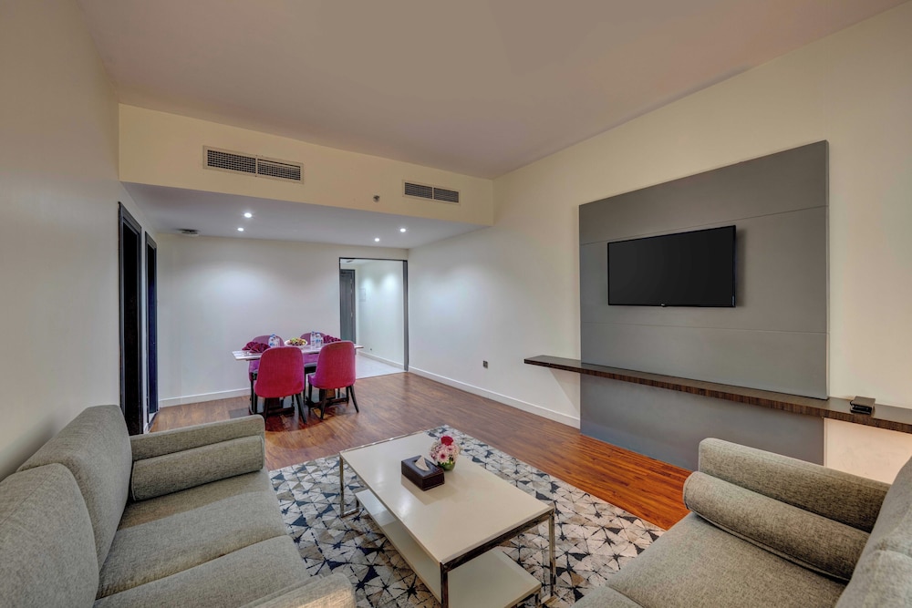 Suite, 1 King Bed, Non Smoking photo 3