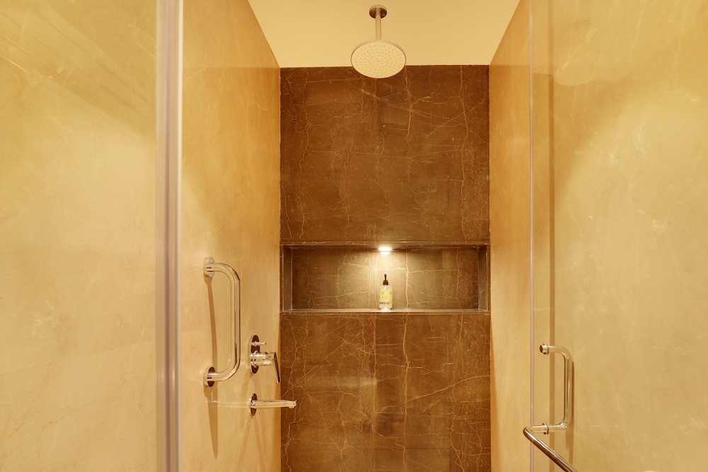 Executive Suite - Photo 2