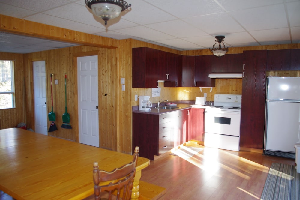 Comfort Chalet, 2 Bedrooms, Lakeside photo 3