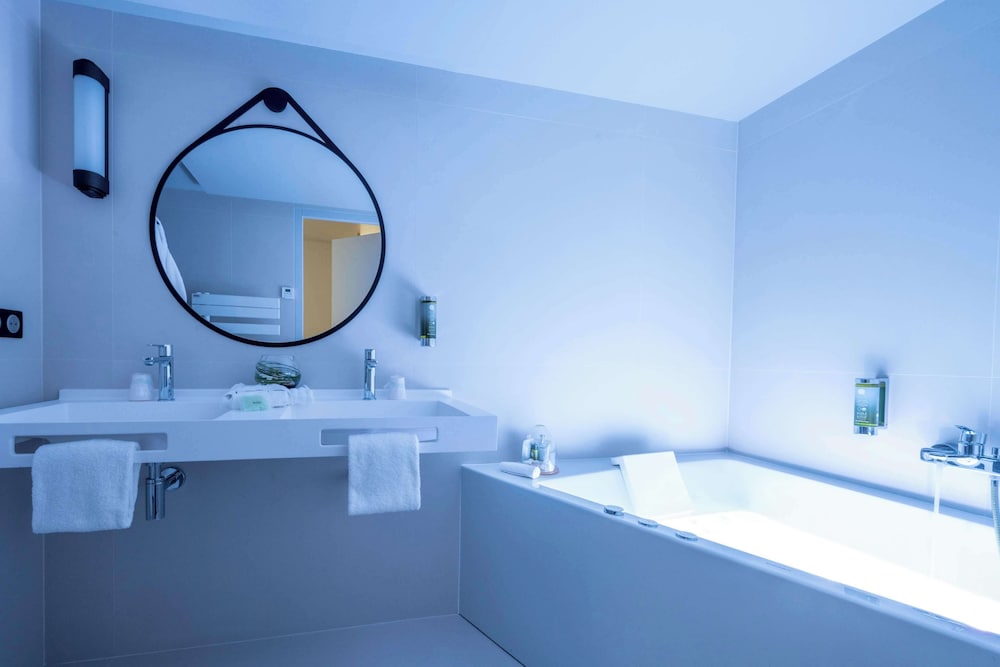 Premium Suite, 1 King Bed, Non Smoking, Bathtub (Separate Living Room) - Photo 6