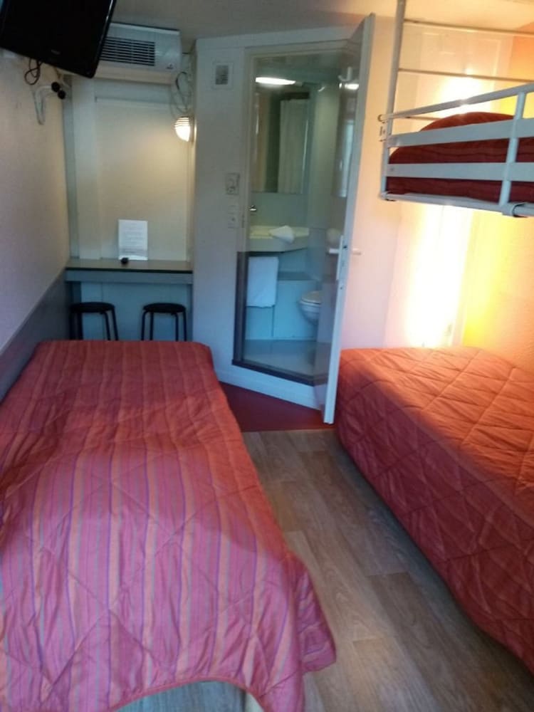Standard Room, 3 Twin Beds - Photo 7