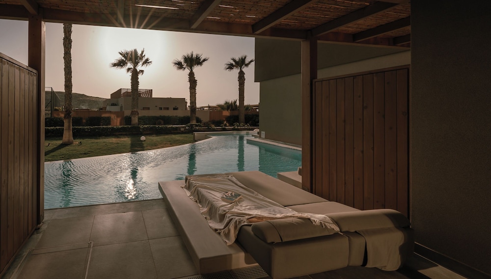 Luxury Double Room, Pool Access thumbnail 5