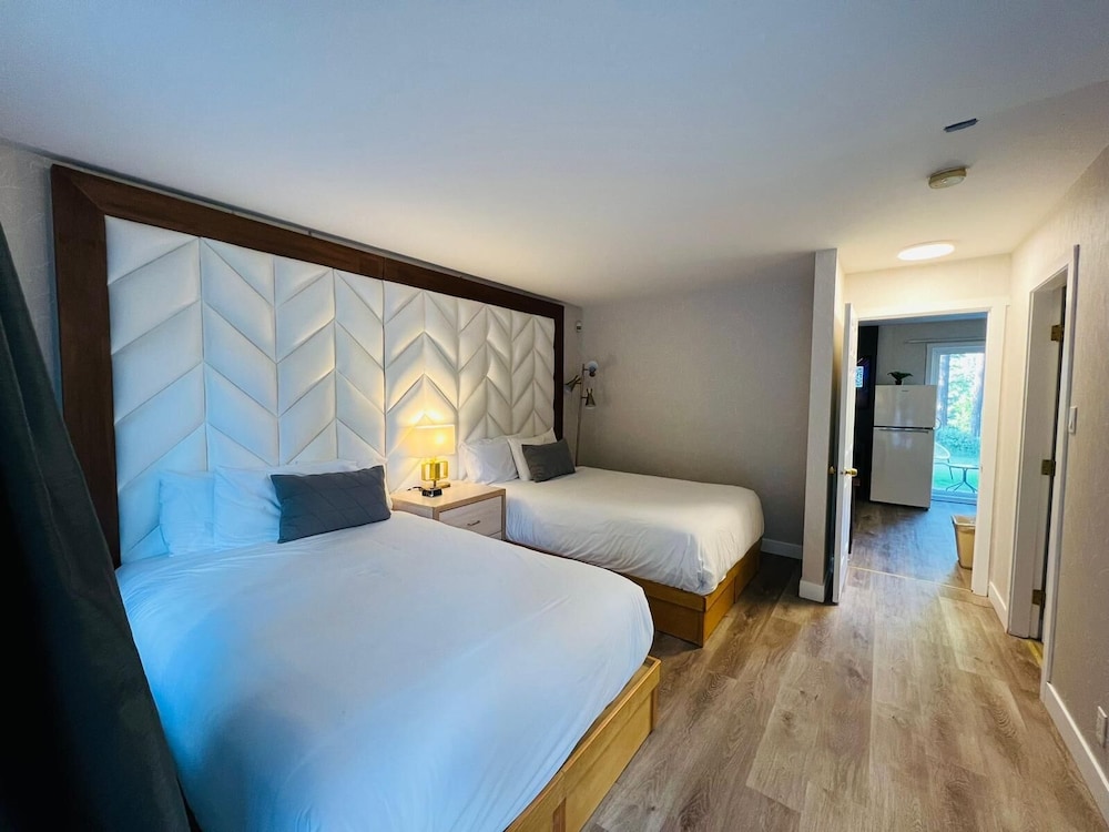 Family Suite, Multiple Beds, Non Smoking, Mountain View