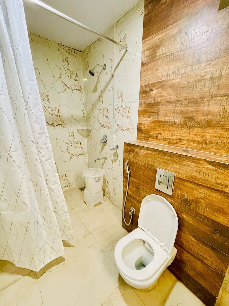 DELUXE ROOM - Photo 3