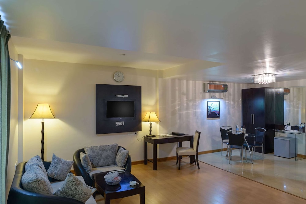 Suite, 1 Double Bed, Smoking photo 3
