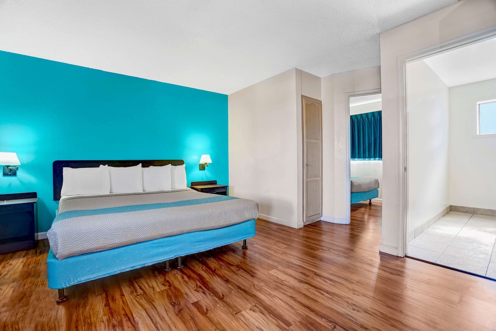 Standard Suite, Multiple Beds, Accessible, Non Smoking photo 1