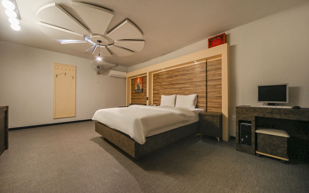 Room (Deluxe room (luxury bedding/cooling a) - Photo 2