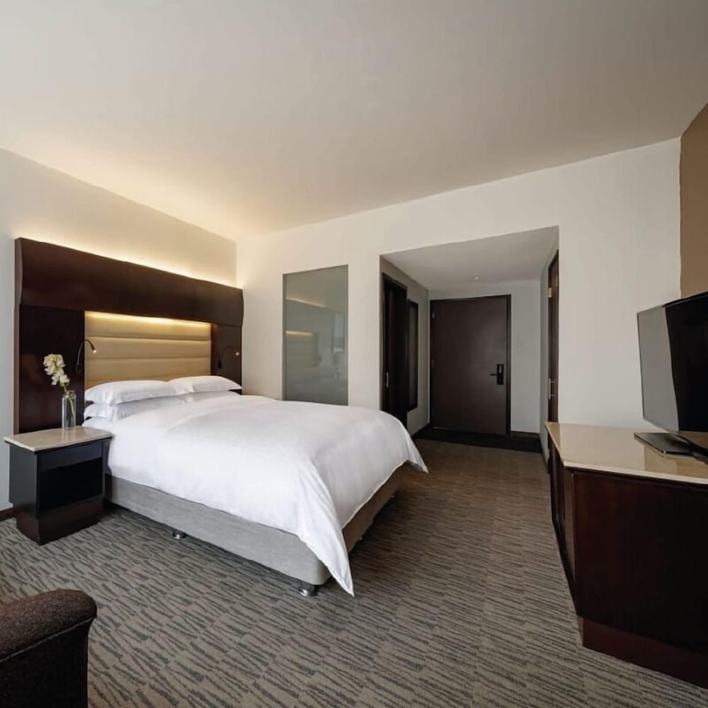 Club Room, 1 King Bed (High Floor) photo 1