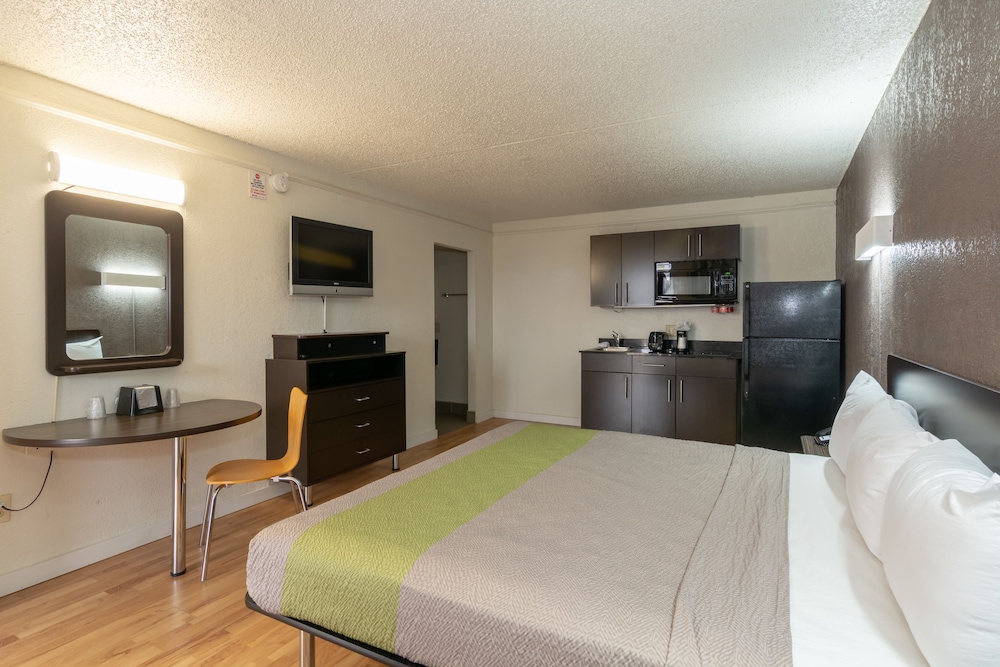 Deluxe Room, 1 King Bed, Smoking, Kitchenette - Photo 7