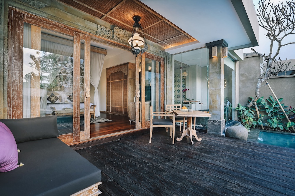 Villa with Pool - Photo 4