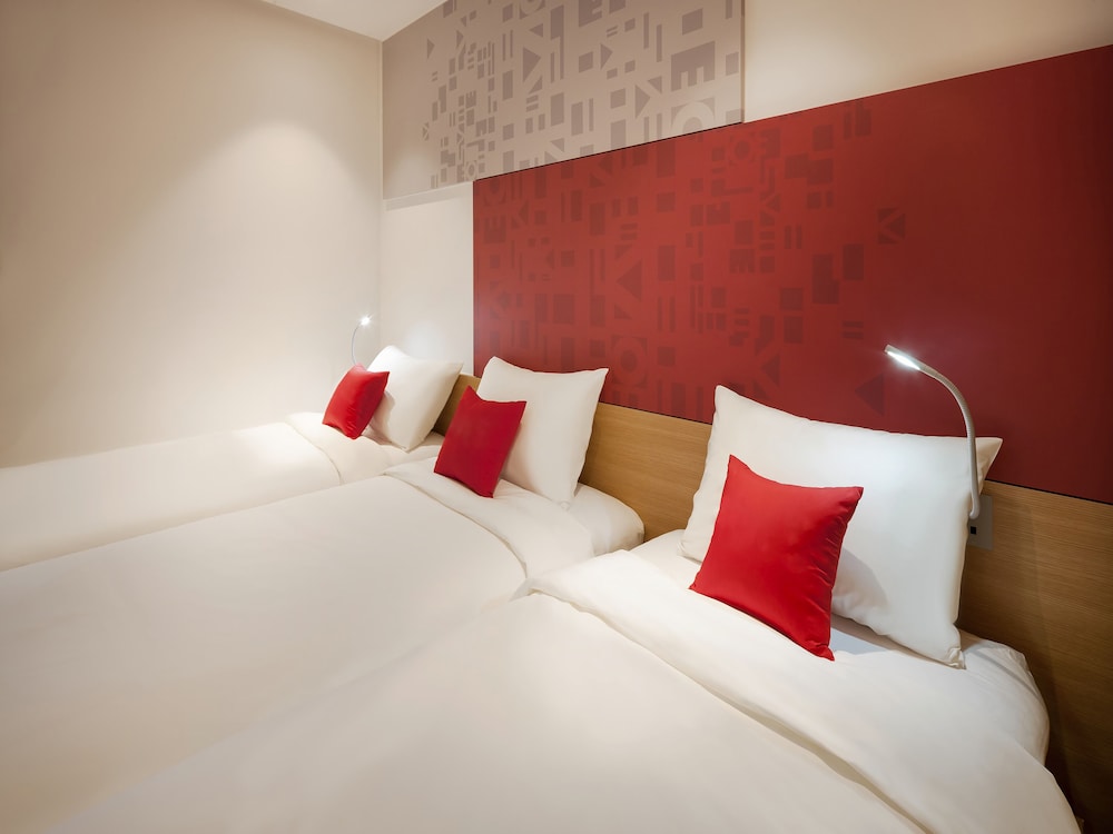 Friends & Family Triple with 3 Single Beds photo 2