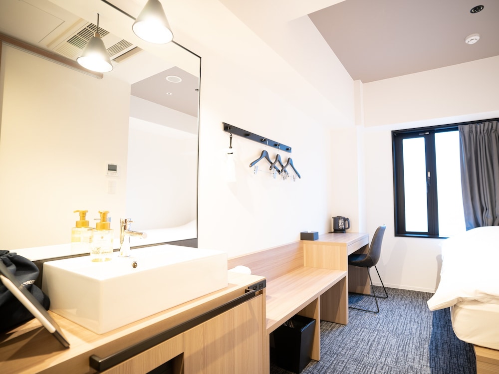 Double Room with Shower and Toilet - Photo 4