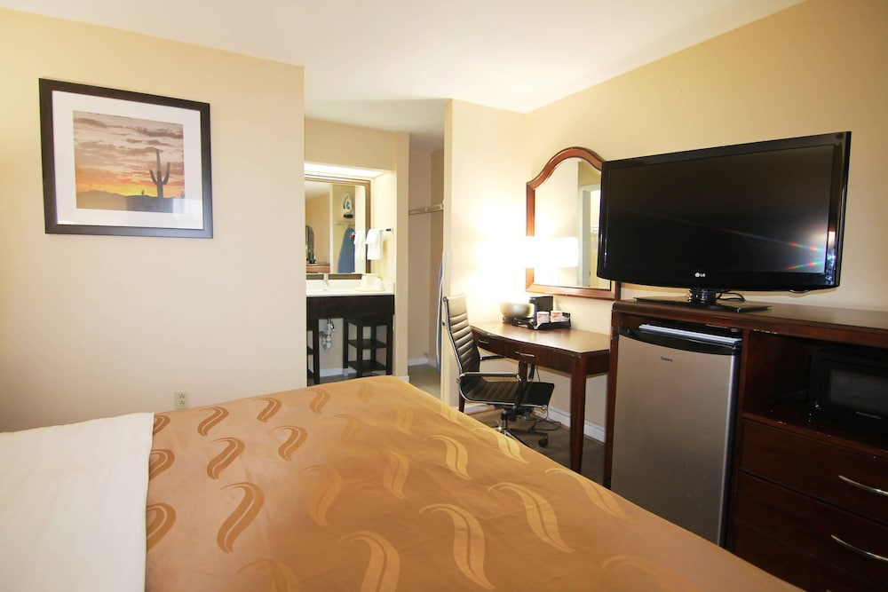 Standard Room, 1 King Bed, Non Smoking - Photo 4