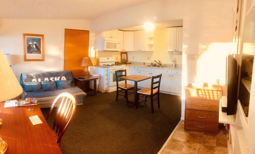 Inn Suite #21 (1 King bed and futon, downstairs)