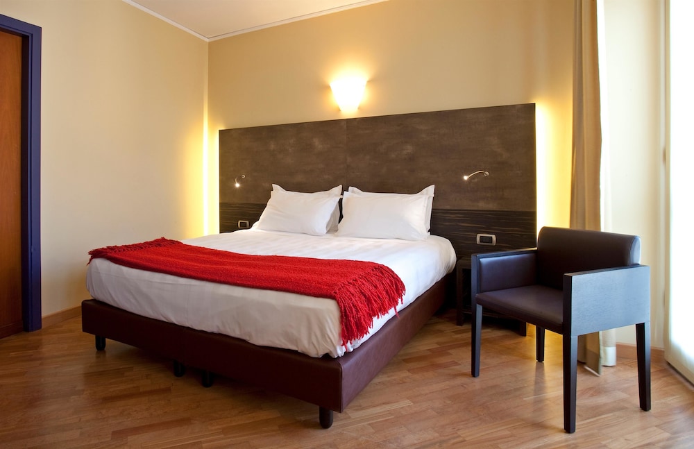 Standard Room, 1 Queen Bed, Non Smoking - Photo 2