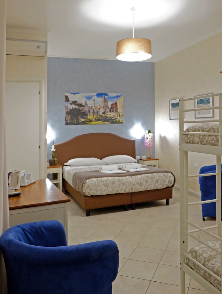 Classic Quadruple Room photo 2
