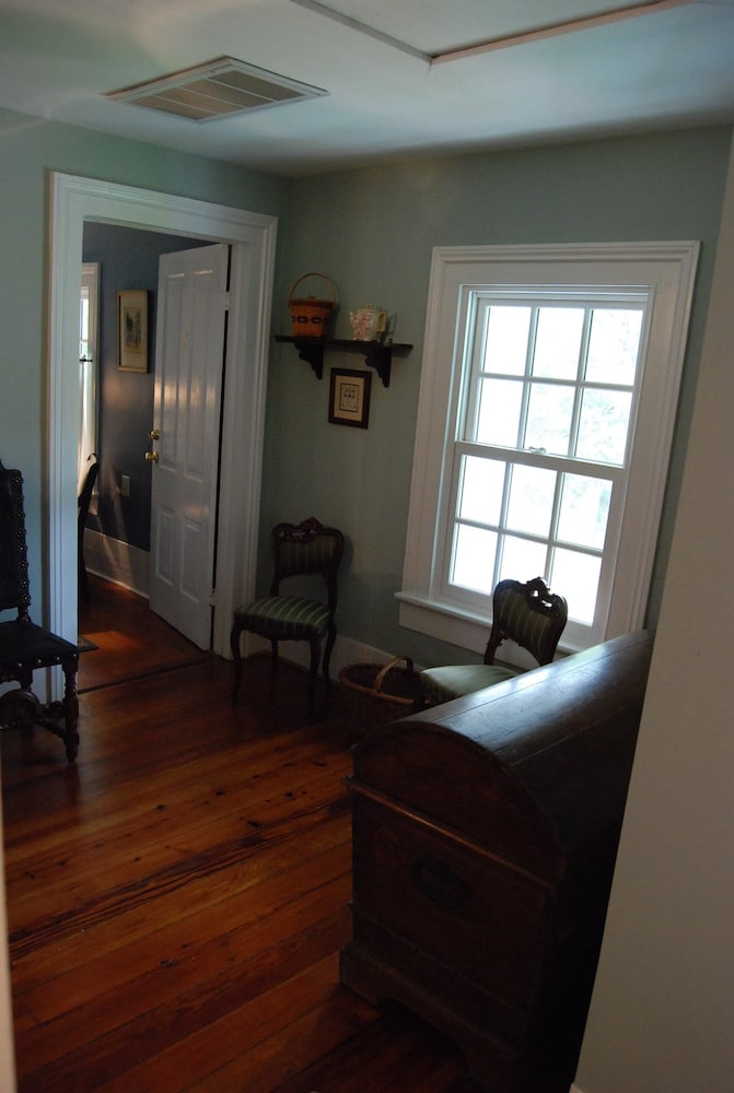 Room, 1 Full size or Queen size Bed, Shared Bathroom and Period Antiques photo 2