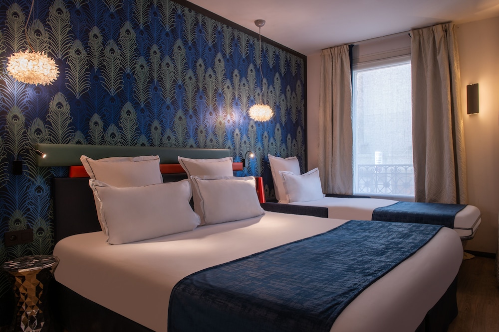 Triple Room, 1 King Bed with Sofa bed photo 3