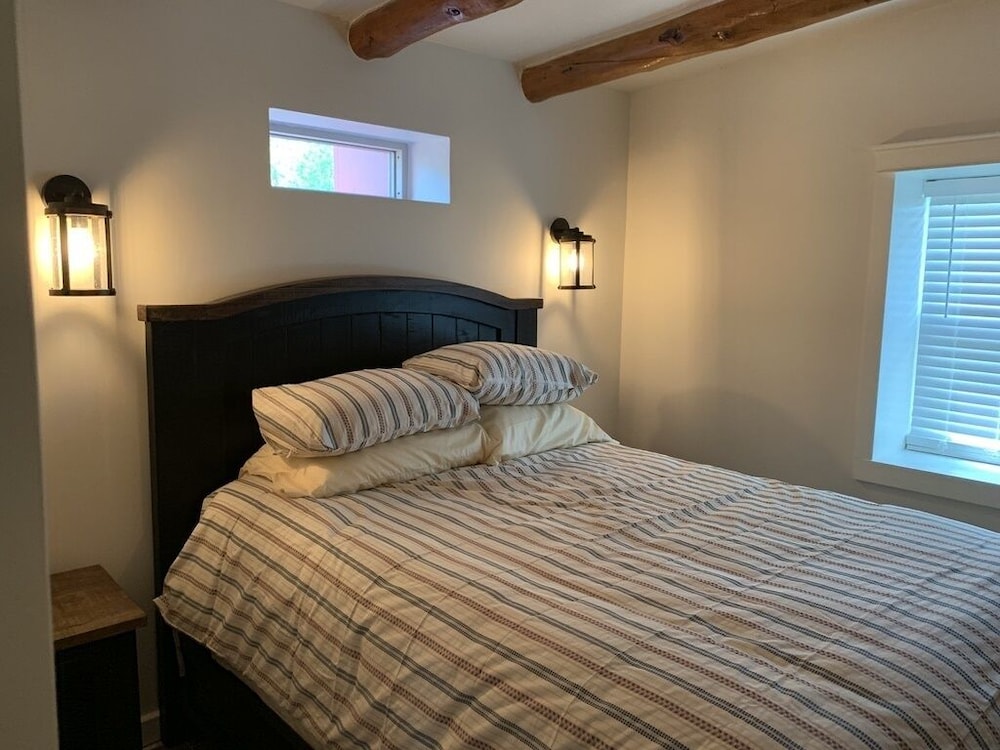 House, 2 Bedrooms photo 2