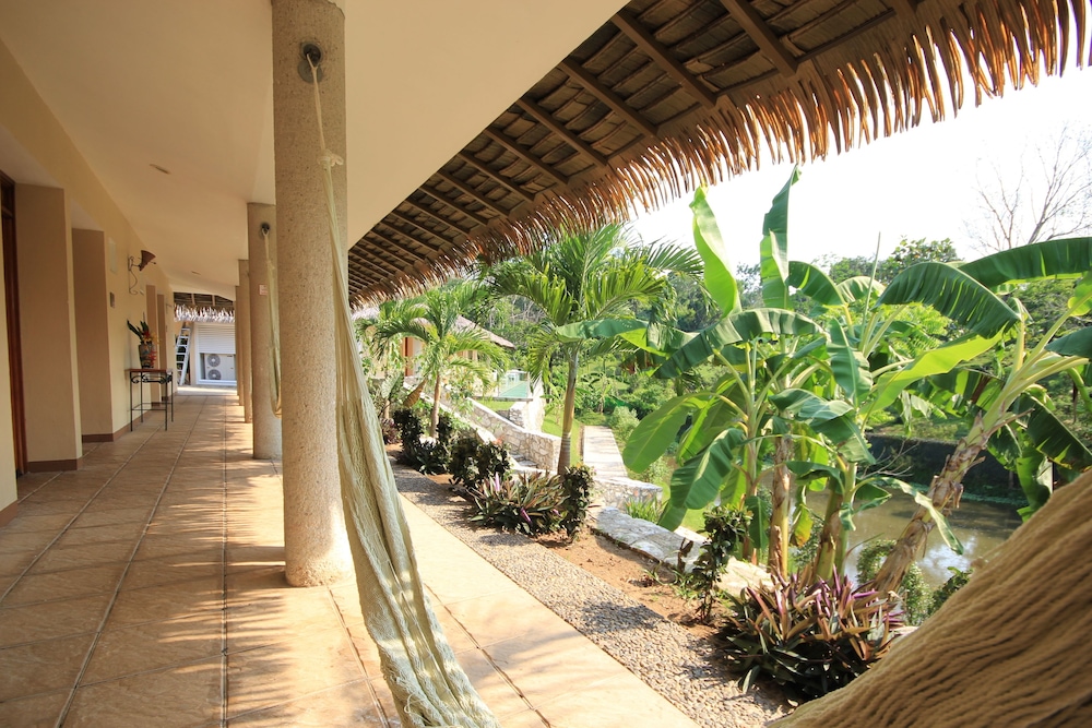 Deluxe Room - Photo 10