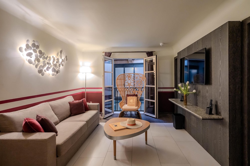 Deluxe Suite photo 2