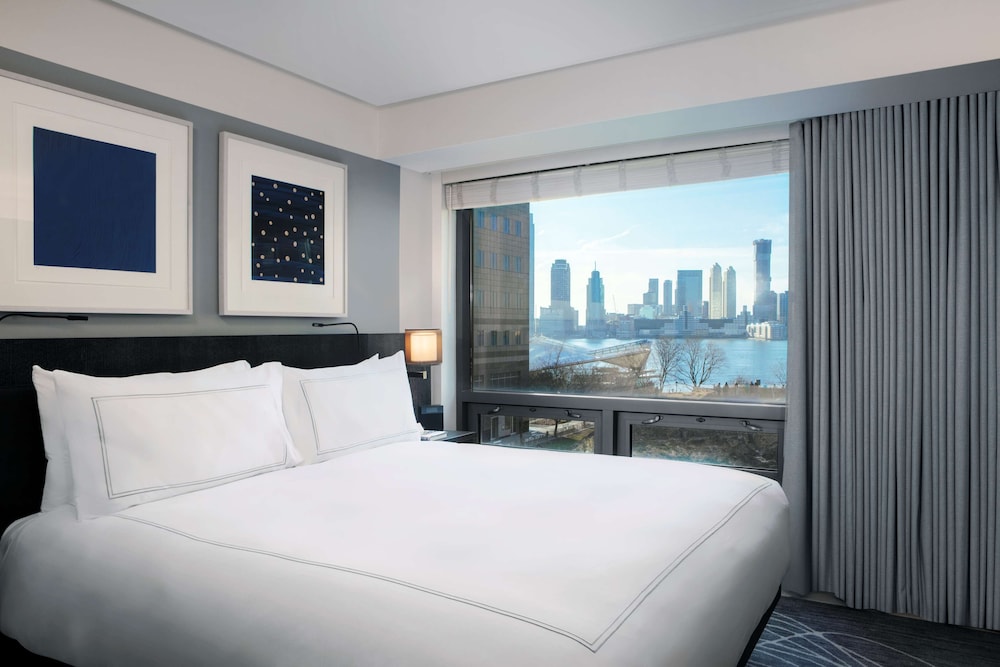 Suite, 1 King Bed, Accessible, Bay View (3x3 Shower)
