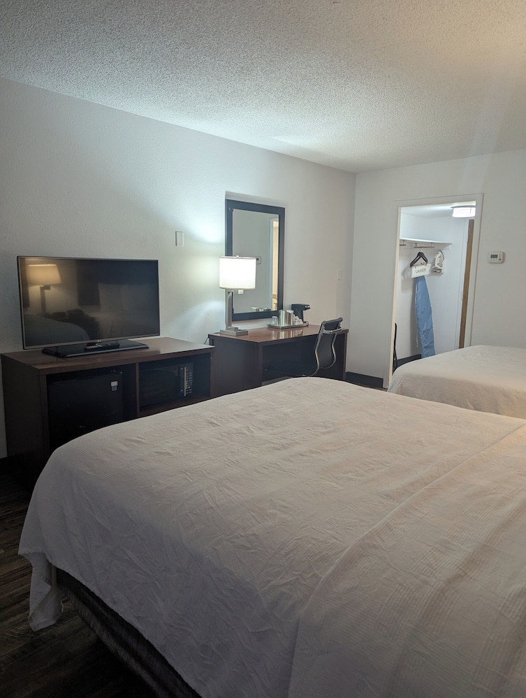 Standard Room, 2 Queen Beds - Photo 1