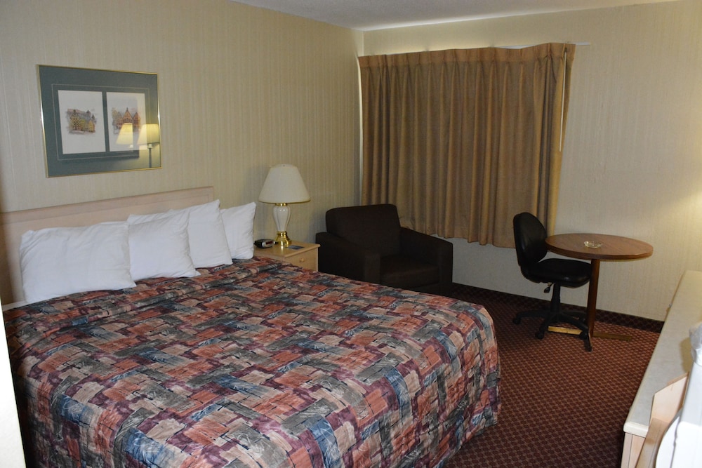Suite, 1 King Bed, Smoking photo 3