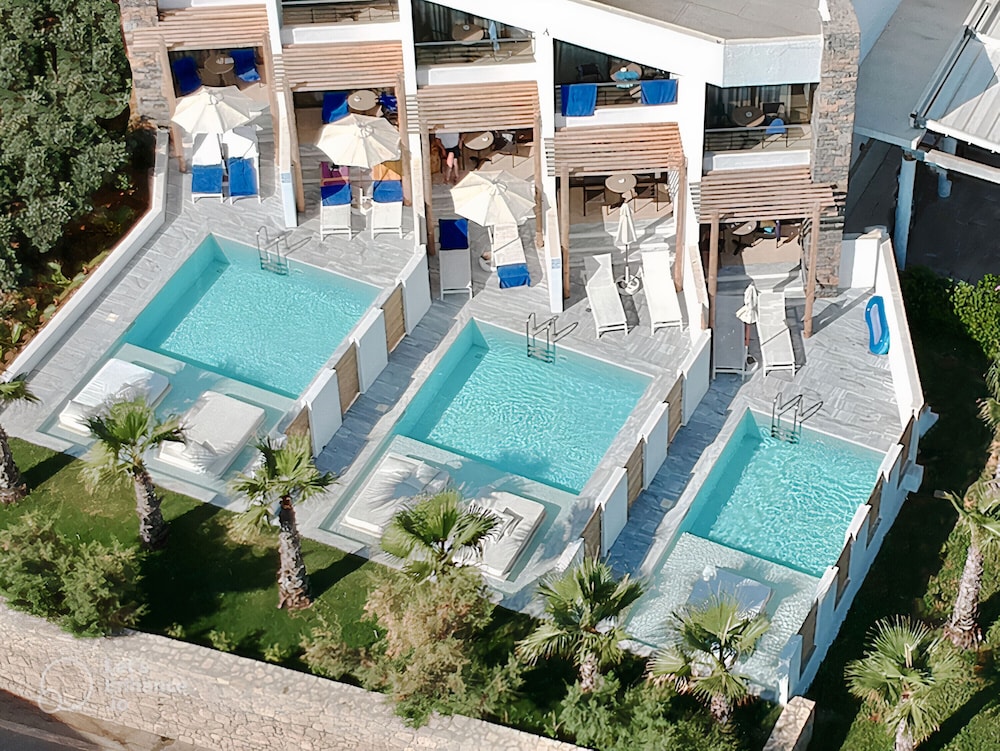 Cool Room with Sharing pool
