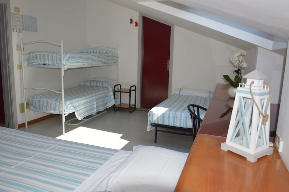 Family Quadruple Room photo 3