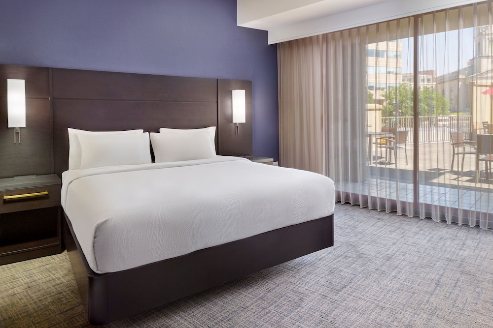 Executive Suite, 1 King Bed, Balcony - Photo 1