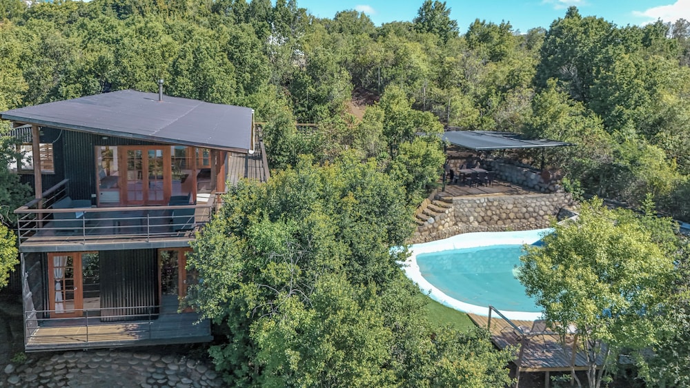 Family House, Lake View