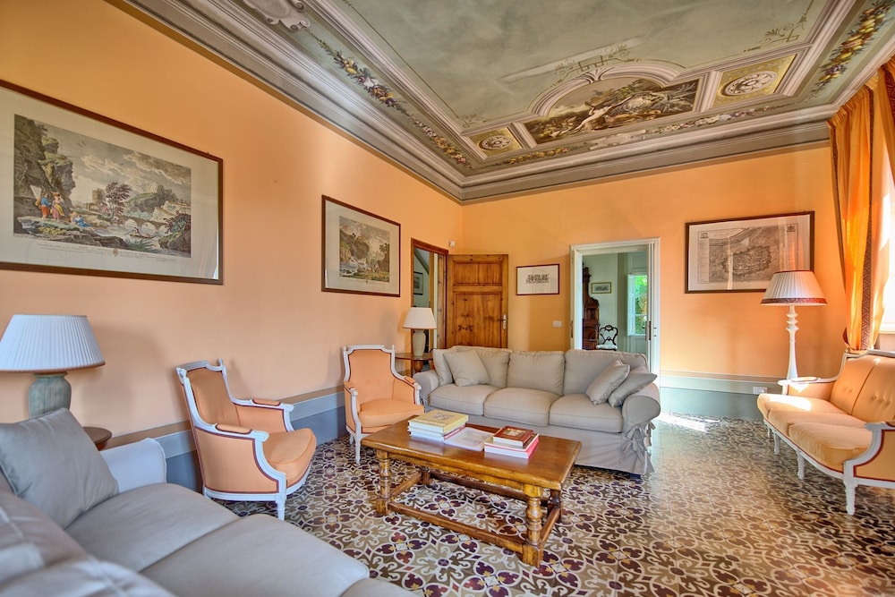 Villa, 5 Bedrooms photo 2