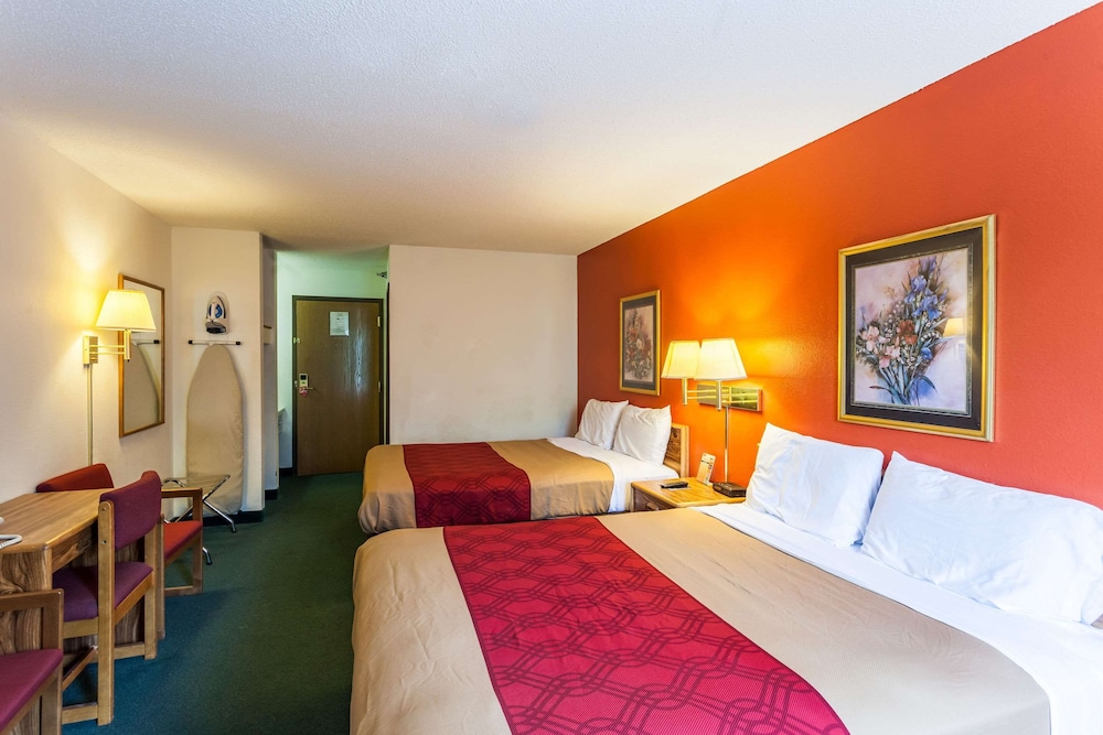 Standard Room, 2 Queen Beds, Non Smoking - Photo 19