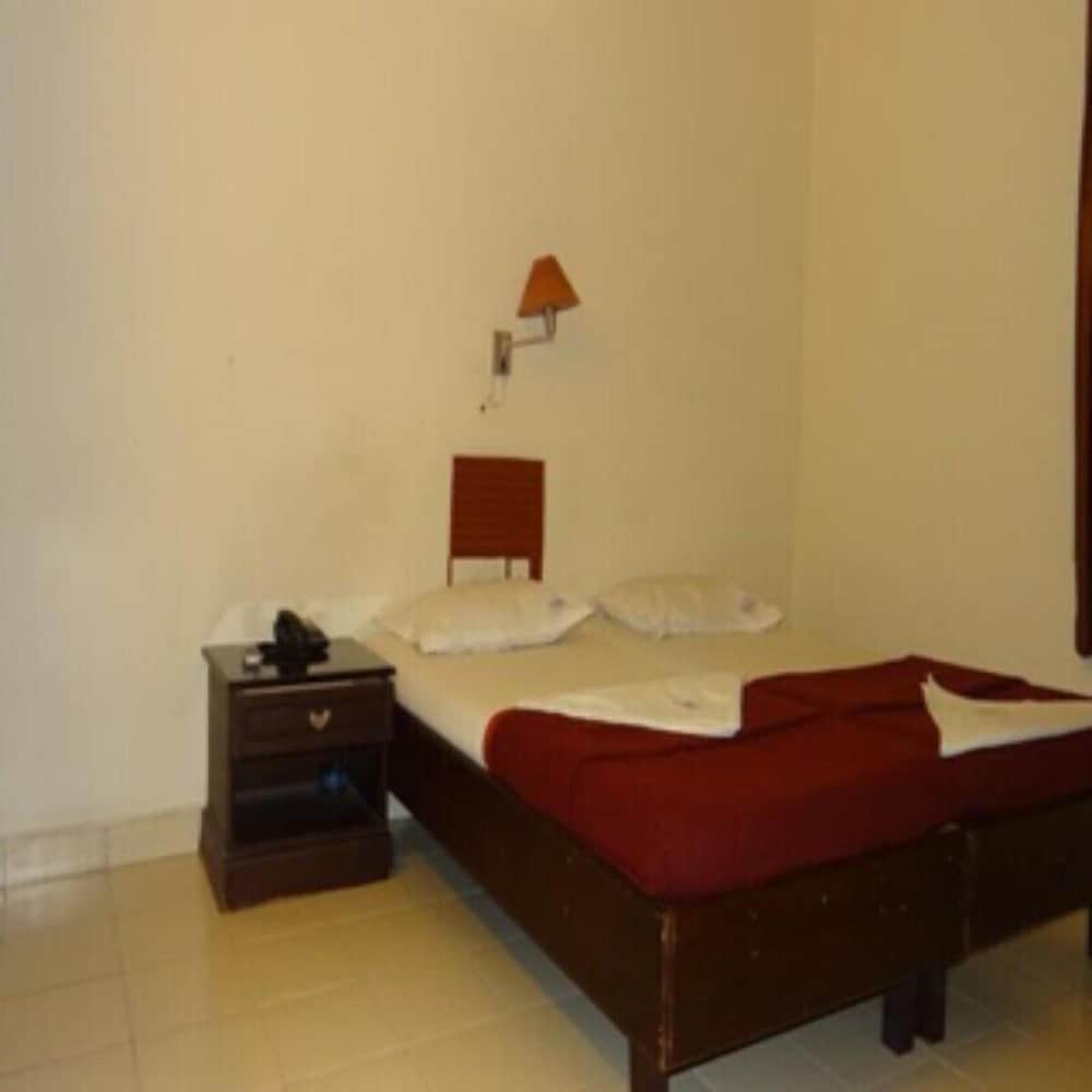 Basic Room, 1 Double Bed, Non Smoking, City View photo 2