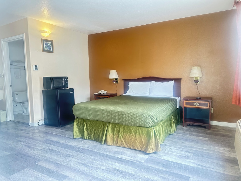 Standard Room, 1 Queen Bed photo 3