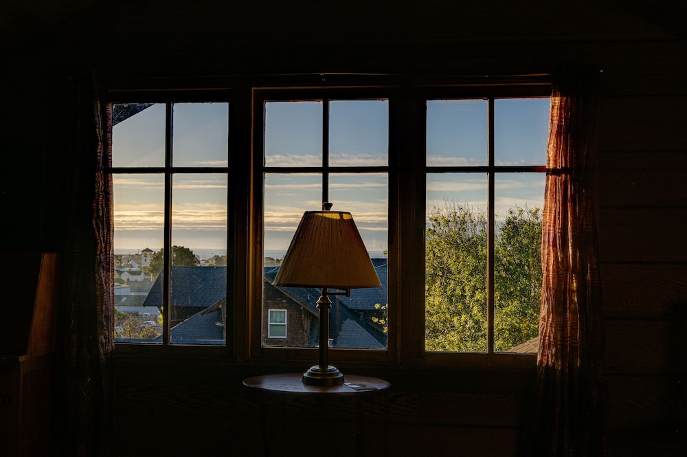 Classic Single Room, 1 Queen Bed, Ocean View photo 3
