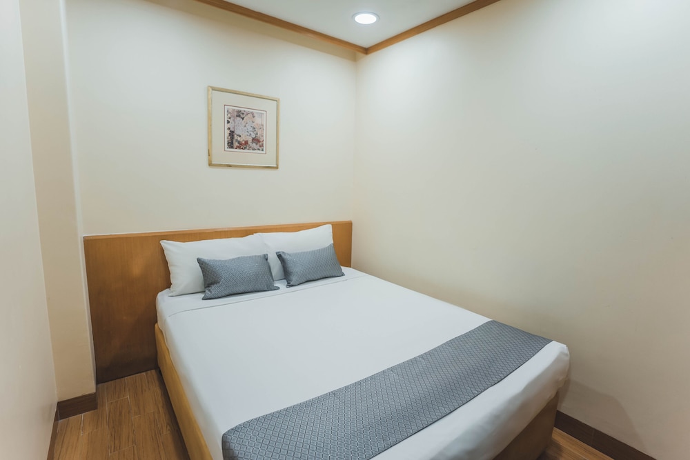 Standard Room, 1 Queen Bed photo 3