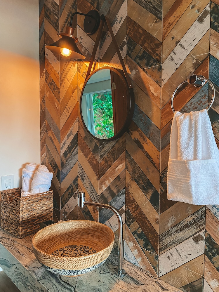 Romantic Bungalow, Jetted Tub, Lagoon View photo 3
