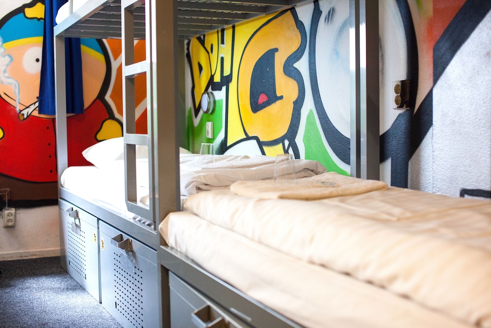 Bed in a 8-Person Mixed Dormitory Ensuite photo 3