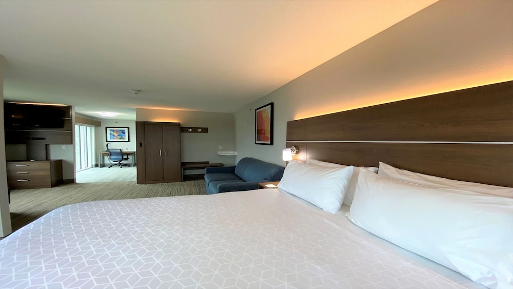 Suite, 1 King Bed with Sofa bed (Low Floor) - Photo 3