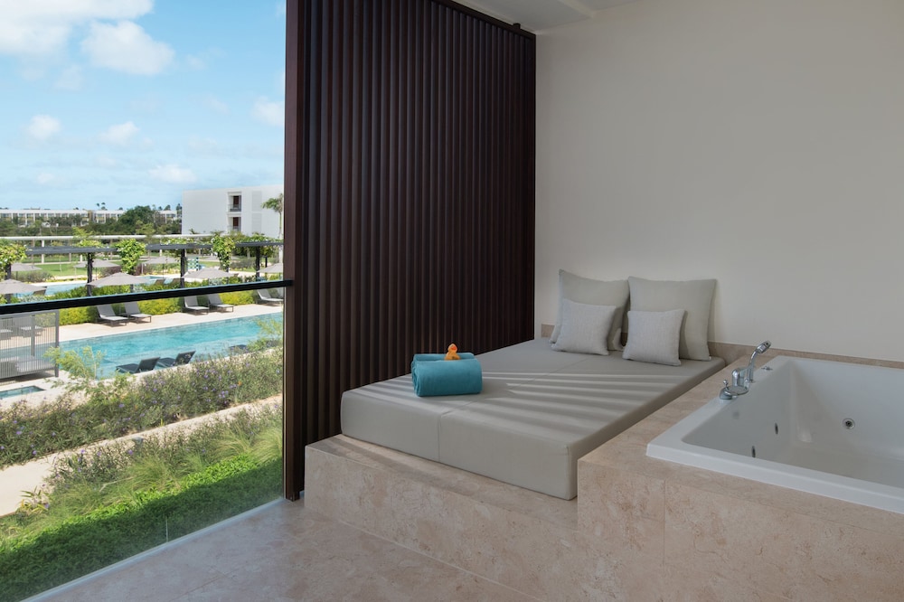 Junior Suite Pool View, 2 Double - Photo 6