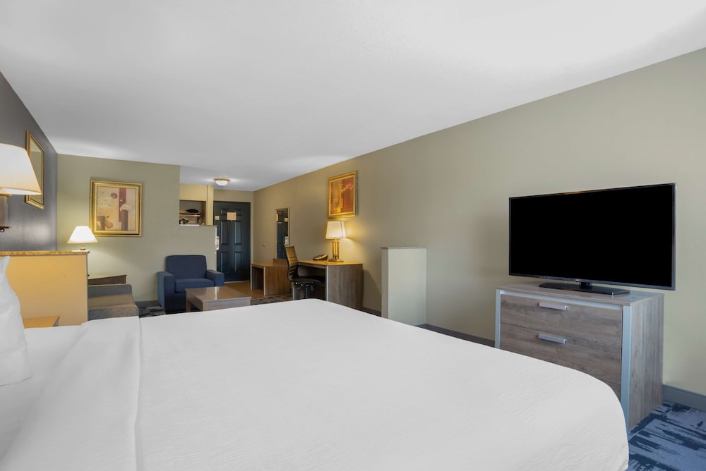 Suite, 1 King Bed, Non Smoking, Jetted Tub - Photo 2