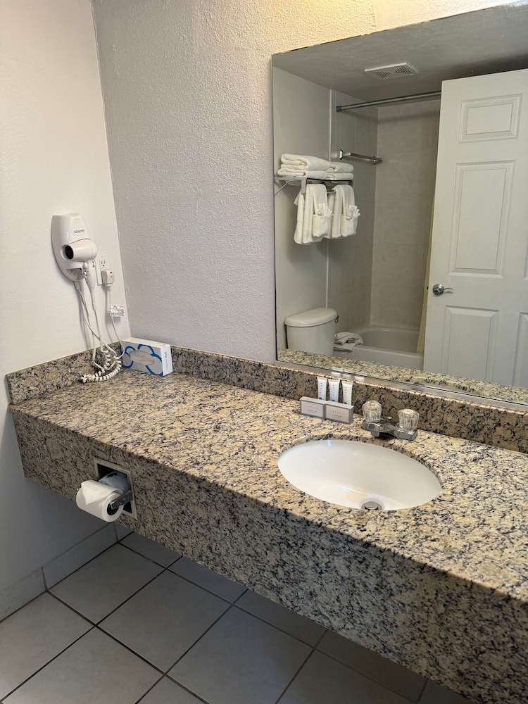 Room, 2 Queen Beds, Refrigerator & Microwave, Oceanfront - Photo 8